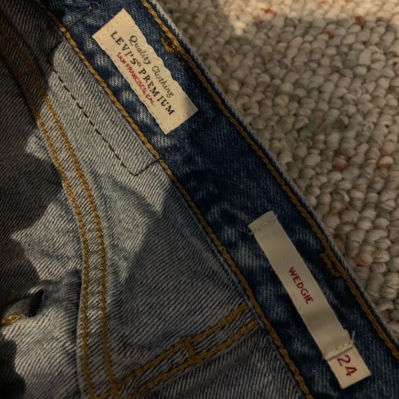Levi's Wedgie Fit Distressed - Picture 6 of 6